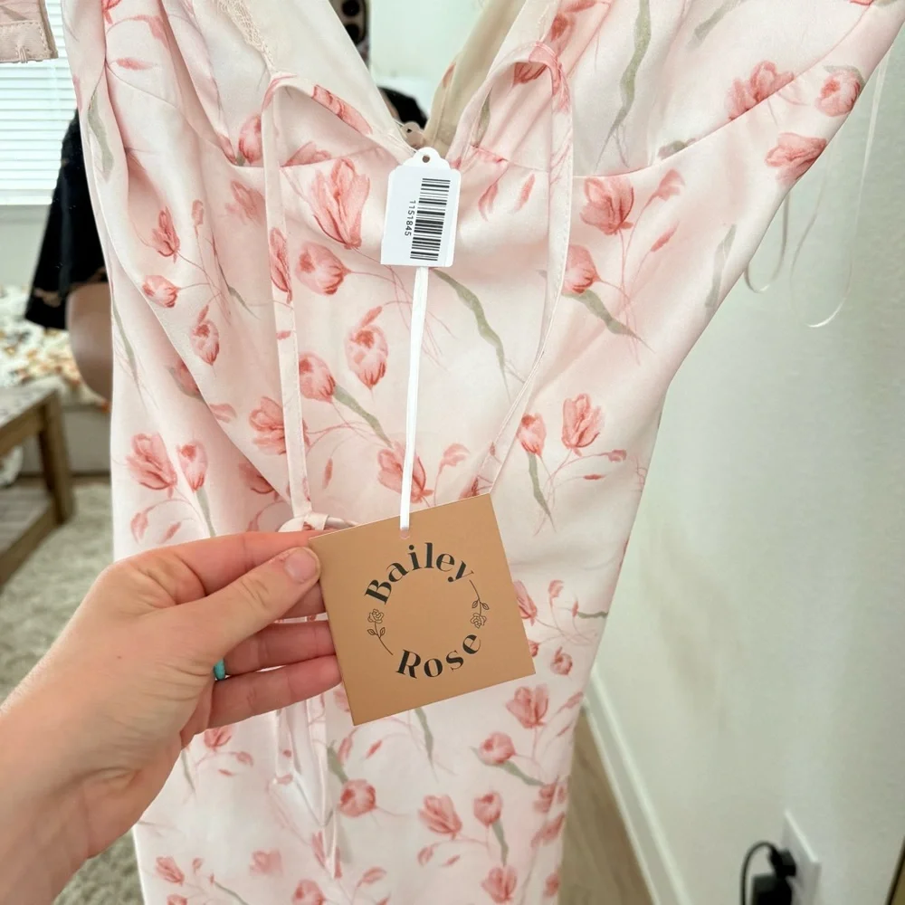 Chic Floral Midi Dress in Pink - Picture 3 of 6